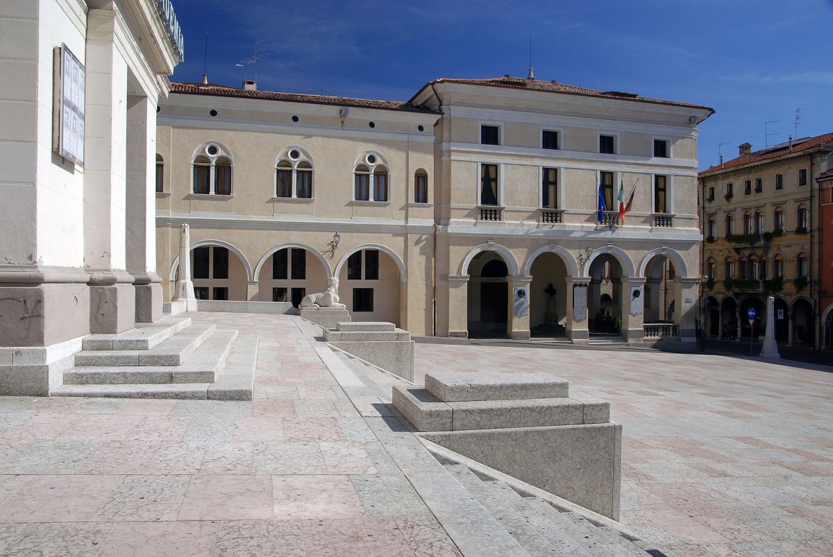Piazza Cima e Teatro Accademia